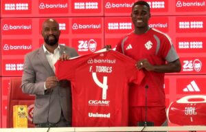 Félix Torres é apresentado pelo Internacional: “Venho para mostrar meu futebol”