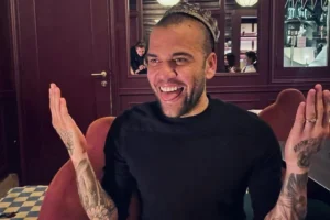 Depois da prisão, Daniel Alves surpreende e volta ao futebol de forma inesperada