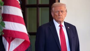 Presidente Trump analisa ordem executiva que afeta jogo de futebol entre Exército e Marinha