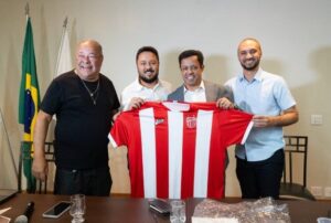 Villa Nova oficializa SAF: imigrante que lavava pratos nos EUA assume clube