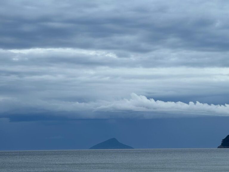 Chuvas causam alagamentos em São Sebastião