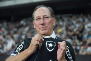 Esporte: Muros do CT do Botafogo são pichados com críticas a John Textor: "Cadê o dinheiro?"