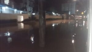 VÍDEO: Chuva forte causa alagamentos em diversos bairros de Caraguatatuba, SP