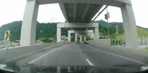 Vídeo: carro é flagrado andando na contramão no Contorno Sul, no Litoral Norte de SP