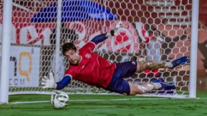 Goleiro mostra rotina de jogador de futebol em dia de jogo; vídeo