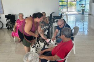 Regional: Visita terapêutica de pet proporciona alegria aos residentes de Instituição de Longa Permanência de Caraguatatuba