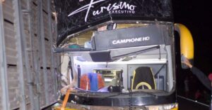 Águia de Marabá divulga imagens de como ficou o ônibus após acidente que vitimou preparador físico