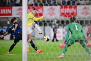 Esporte: Agassi aposta em Learner Tien como futuro astro do tênis