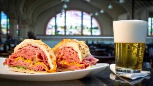 Famoso lanche de mortadela do Mercadão de SP chega à Riviera de São Lourenço