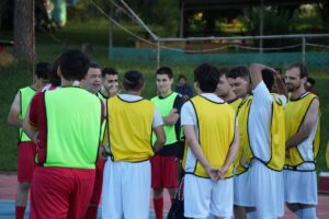 Participantes jogam futebol na Universidade de Férias