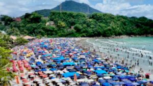 Nova regra muda o uso de guarda-sóis nas praias e pega banhistas de surpresa