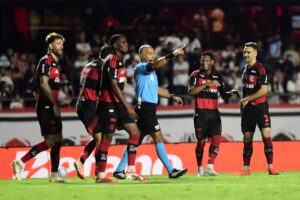 Esporte: São Paulo x Flamengo: PC Oliveira diz que foi pênalti em Arrascaeta