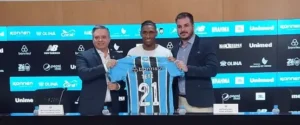 Grêmio apresenta Tetê após 7 anos no futebol europeu
