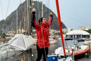 Náutica: Theodora Prado conclui a Cape2Rio e se torna a 1ª mulher a realizar a disputa sozinha