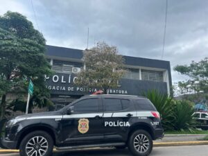 Jovem de 23 anos fica ferida após ser atacada pelo companheiro em Ubatuba