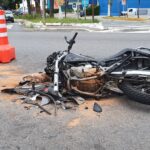 Motociclista fica ferido após colidir com carro em Taubaté