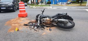 Motociclista fica ferido após colidir com carro em Taubaté