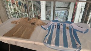 Museu do Futebol exibe novas camisas históricas de Pelé e Maradona