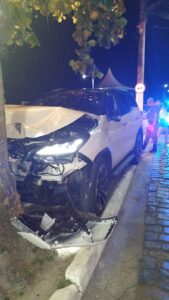 Motorista de caminhonete de luxo avança em PM, sobre em calçada e foge em Ilhabela