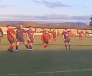 Jogador de futebol é preso no País de Gales por dar cotovelada em adversário; veja vídeo