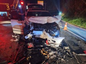 Duas pessoas morrem e nove ficam feridas em acidente entre carros na Floriano Rodrigues Pinheiro