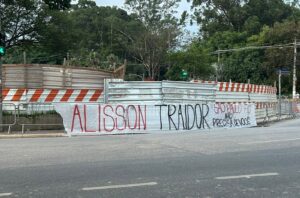Esporte: "Alisson traidor": torcida do São Paulo protesta contra o volante