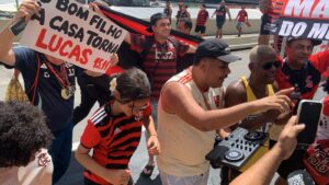 Esporte: Paquetá é recebido com festa no Rio para fazer exames e assinar com o Flamengo