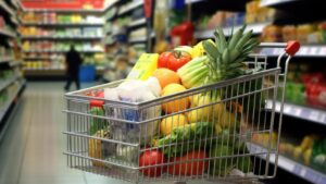 Ovo, mamão e farinha de mandioca puxam leve queda no preço da cesta básica no Vale do Paraíba