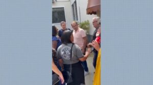 Manifestação de professoras termina em discussão com prefeito, em Bragança Paulista