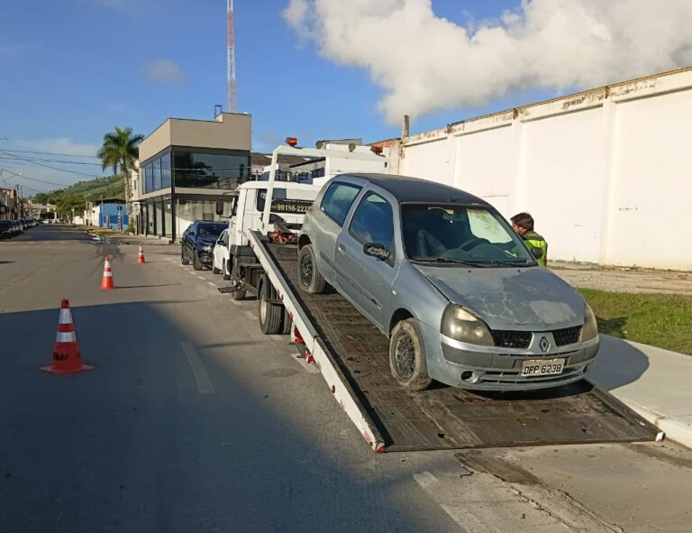 Carros abandonados recolhidos em São Sebastião