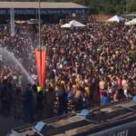 Foliões de Nazaré Paulista se refrescam com banho de mangueira do bloco 'Os Moiados'