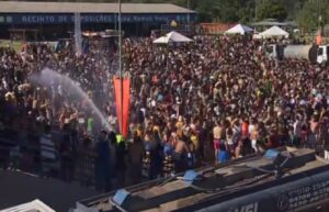 Foliões de Nazaré Paulista se refrescam com banho de mangueira do bloco 'Os Moiados'