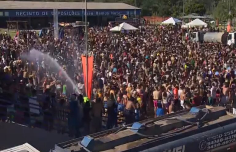 Foliões de Nazaré Paulista se refrescam com banho de mangueira do bloco 'Os Moiados'