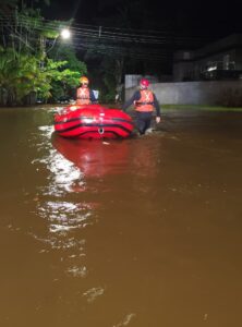 Temporal castiga Litoral Norte com inundações em áreas urbanas e resgate dramático em cachoeira