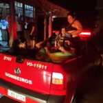 Ubatuba: Carro cai no mar em Ubatuba