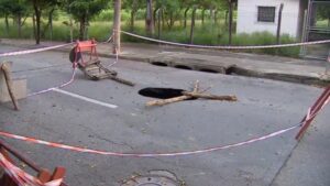Buraco se abre em rua do bairro Chácaras Reunidas, em São José dos Campos