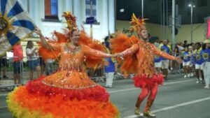 Após 13 anos, escolas de samba voltam a desfilar em São José dos Campos; veja imagens