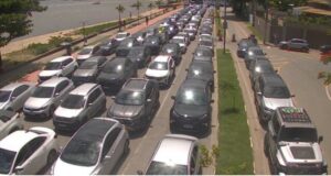 Fila para travessia de balsa entre Ilhabela e São Sebastião registra 1h30 de espera