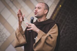 O que é o rosário do Frei Gilson? Live reúne milhões de fiéis para rezar nas madrugadas de Quaresma