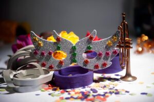 Spray, garrafas de vidro e fogos de artifício: saiba o que é proibido no carnaval de Caraguatatuba