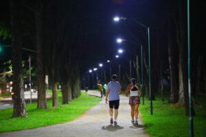 Iluminação LED transforma áreas verdes e praças