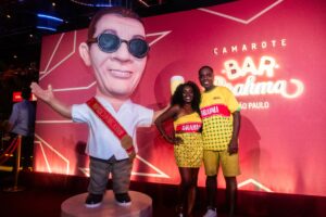 Em ano de eleição, Zeca Pagodinho é proclamado 'presidente' de camarote no carnaval de SP