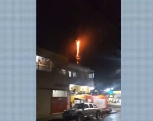 VÍDEO: torre de telefonia pega fogo em Taubaté, SP