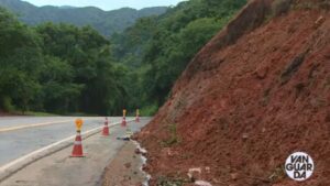 Rodovia Rio-Santos: pistas são liberadas, mas via segue com acostamento bloqueado após queda de barreira em São Sebastião