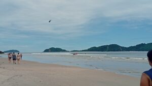 Bombeiros entram no 4º dia de buscas por adolescente que desapareceu em praia de São Sebastião