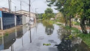 Após rio transbordar e alagar bairros, água começa a baixar em Atibaia