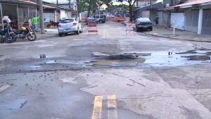 Asfalto afunda em rua onde duas crateras se abriram e preocupa moradores, em São José dos Campos
