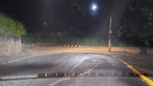 VÍDEO: Córrego transborda durante temporal e alaga linha férrea, em Cachoeira Paulista