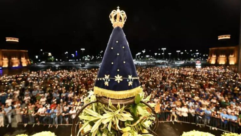 FOTOS: Multidão se reúne em Aparecida para procissão luminosa do Terço dos Homens