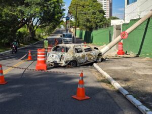 Duas pessoas ficam feridas após carro bater em poste e pegar fogo em Caçapava